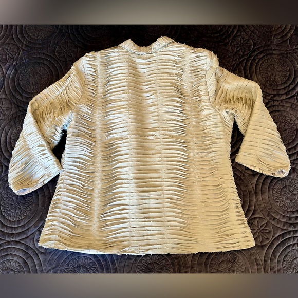 Silver / Champagne Metallic Textured “Ruffle” 3/4 Sleeve Blazer - Picture 2 of 9